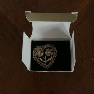 Avon Antiqued Heart Pin Floral Pattern Retro Vintage 1998